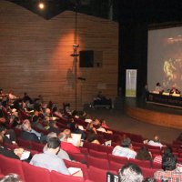 Plenaria  sobre Experiencias internacionales de producción de vivienda social. Ponencia de César Jiménez de la Universidad Politécnica de Valencia, España, en el Teatro Carlos Lazo, FA UNAM.
