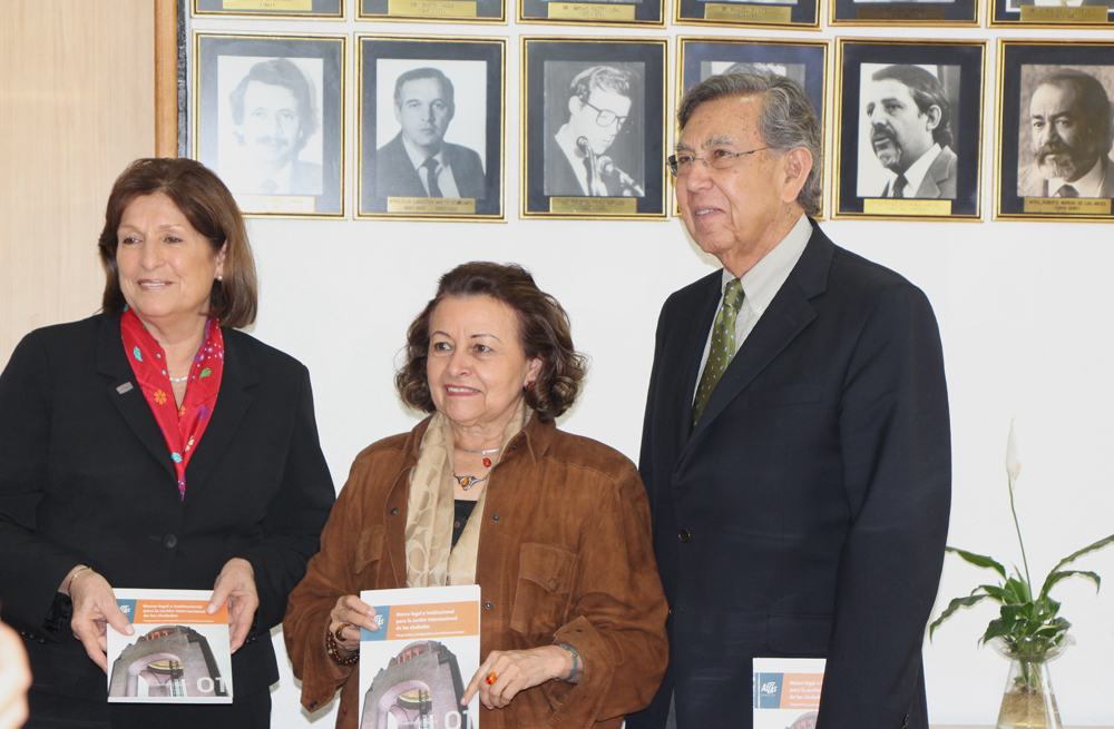 Convenio de colaboración académica entre el PUEC-UNAM y la Coordinación General de Asuntos Internacionales del GDF
