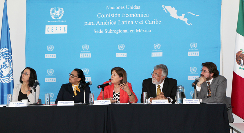 De izquierda a derecha: Lucía Álvarez, CEIICH UNAM; Rosa Icela Rodríguez, Secretaría de Desarrollo Social GDF; Alicia Ziccardi PUEC-UNAM; Alejandro Encinas, Senador de la República y Humberto Soto CEPAL.