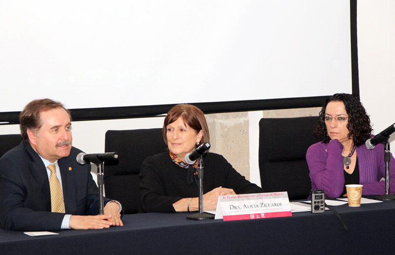 De izquierda a derecha: Marcos Mazari, Facultad de Arquitectura; Alicia Ziccardi, PUEC y Lucía Álvarez, CEIICH, UNAM.